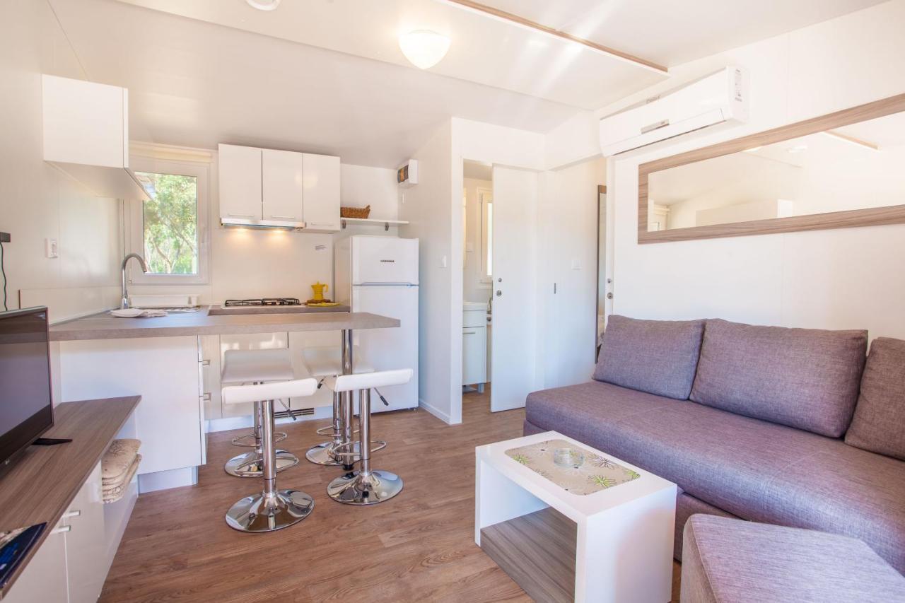 Mobile Homes Delta Marine At Campsite Rapoca Nerezine Exterior photo